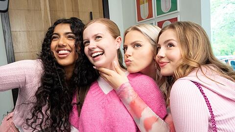 Die neuen "Plastics": Avantika Vandanapu als Karen Shetty, Angourie Rice als Cady Heron, Renée Rapp als Regina George und Bebe Wood als Gretchen Wieners (v.l.)