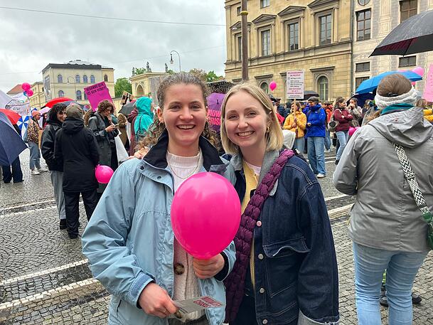 Die Hebammen-Studentinnen Teresa Wagner (21) und Lara Thomas-Wittmann (24) wollen sich am Montag für ihre Zukunft einsetzen. Die Hebammen-Studentinnen Teresa Wagner (21) und Lara Thomas-Wittmann (24) wollen sich am Montag für ihre Zukunft einsetzen.