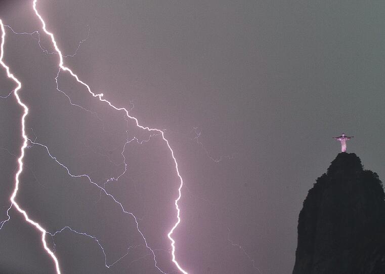 Blitzeinschlag in die Touristenattraktion: Auf dem Berg Corcovado steht die Christus-Statue Cristo Redentor.
