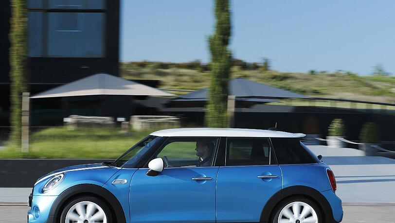 Neue Variante: Der Mini mit fünf Türen ist 13 Zentimeter länger als der Dreitürer und bietet Platz für fünf Passagiere. Neue Variante: Der Mini mit fünf Türen ist 13 Zentimeter länger als der Dreitürer und bietet Platz für fünf Passagiere.