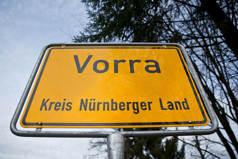 Vorra - Kreis Nürnberger Land" ist auf dem Ortsschild der Gemeinde Vorra (Bayern) am 13.12.2014 zu lesen.