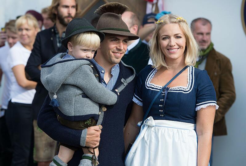 Erstmals auf der Wiesn? Beim gebürtigen Münchner Philipp Lahm, hier mit Frau Claudia und Sohn Julian, ist es freilich keine Premiere.