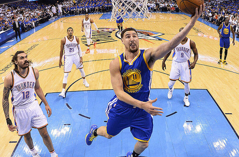 Klay Thompson von den Golden State Warriors geht im Duell mit den Oklahoma City Thunder zum Korb.