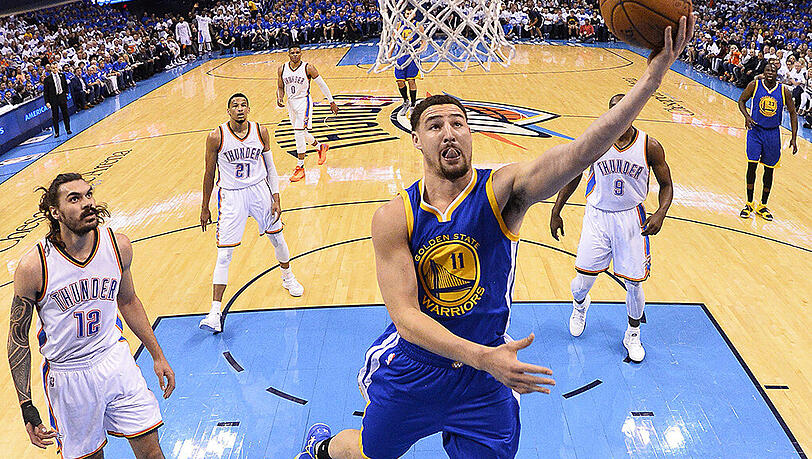 Klay Thompson von den Golden State Warriors geht im Duell mit den Oklahoma City Thunder zum Korb. Klay Thompson von den Golden State Warriors geht im Duell mit den Oklahoma City Thunder zum Korb.