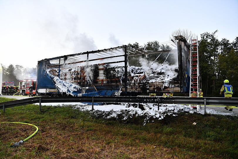 Der Anlieger des Lkw brannte vollständig aus - Bilder vom Löscheinsatz.
