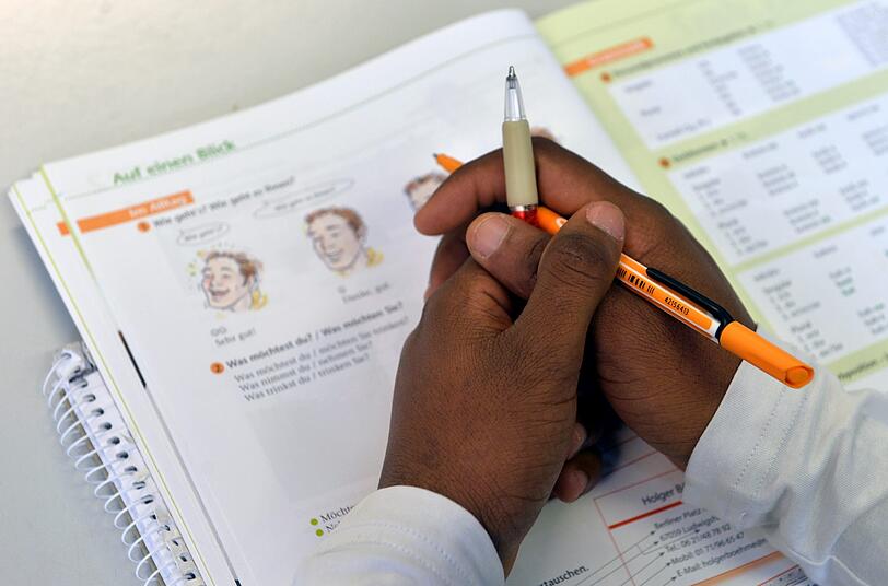 Ein Deutschtest ist für Einwanderer, die eine Niederlassungserlaubnis brauchen oder eingebürgert werden wollen, Pflicht. Das hat sich eine Bande zunutze gemacht und ein lukratives Geschäft aufgezogen (Symbolbild).