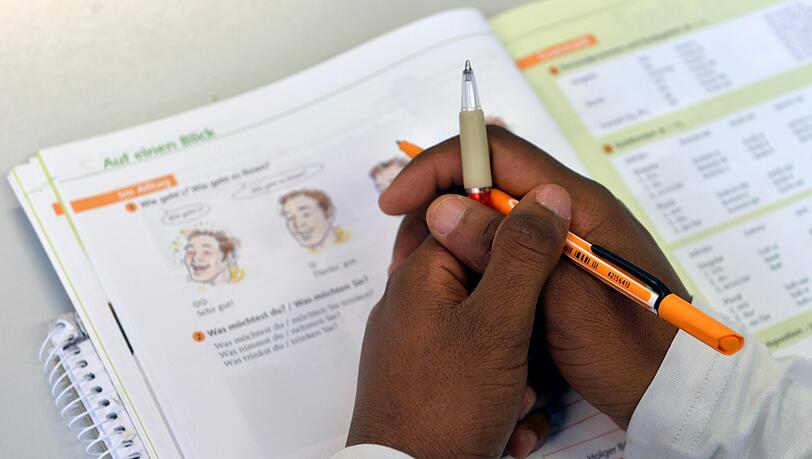 Ein Deutschtest ist für Einwanderer, die eine Niederlassungserlaubnis brauchen oder eingebürgert werden wollen, Pflicht. Das hat sich eine Bande zunutze gemacht und ein lukratives Geschäft aufgezogen (Symbolbild). Ein Deutschtest ist für Einwanderer, die eine Niederlassungserlaubnis brauchen oder eingebürgert werden wollen, Pflicht. Das hat sich eine Bande zunutze gemacht und ein lukratives Geschäft aufgezogen (Symbolbild).