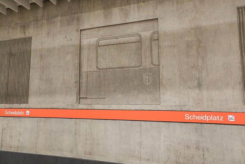 Überall das charakteristische Orange. Das Landesamt für Denkmalpflege (BLfD) setzt die U-Bahnhöfe der sogenannten Olympialinie auf die Denkmalliste.
