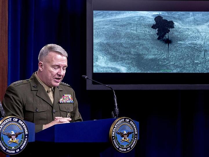 US-General Kenneth McKenzie präsentiert ein Video des Einsatzes von US-Spezialkräften, der zum Tod des IS-Anführers führte.