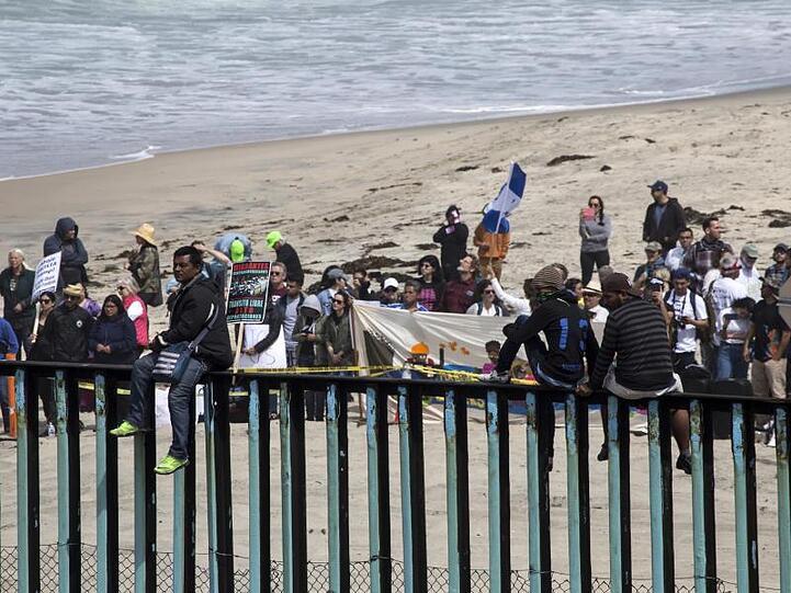 Migranten am Grenzzaun zu den USA: US-Präsident Trump will mit dem Lahmlegen der Regierung erreichen, dass ihm fünf Milliarden Dollar für eine Grenzmauer zur Verfügung gestellt werden.