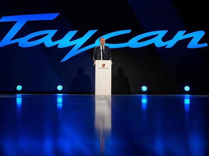 Oliver Blume, Vorstandsvorsitzender der Porsche AG, spricht während der Eröffnung der Produktion des Porsche Taycan.