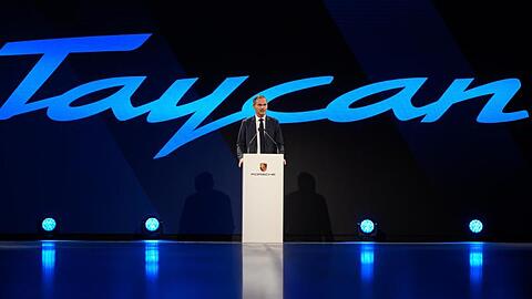 Oliver Blume, Vorstandsvorsitzender der Porsche AG, spricht während der Eröffnung der Produktion des Porsche Taycan.
