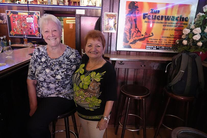 Renate Klostermann (l.) und Karin Steiert. Die beiden fühlen sich pudelwohl in der Bar Zur Feuerwache.