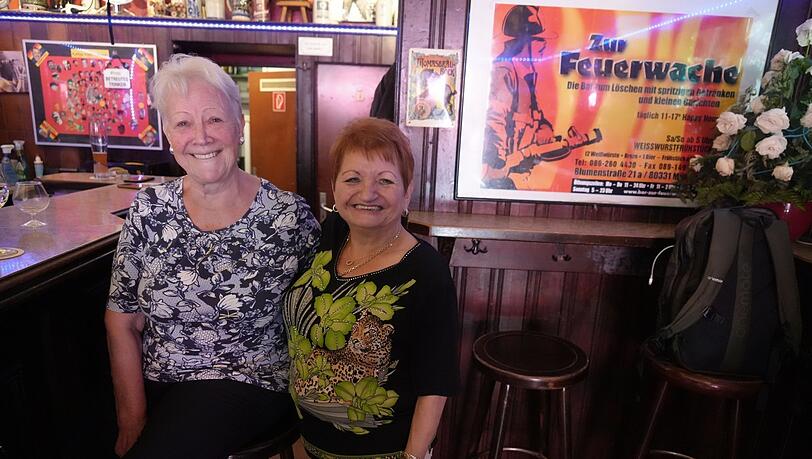 Renate Klostermann (l.) und Karin Steiert. Die beiden fühlen sich pudelwohl in der Bar Zur Feuerwache. Renate Klostermann (l.) und Karin Steiert. Die beiden fühlen sich pudelwohl in der Bar Zur Feuerwache.