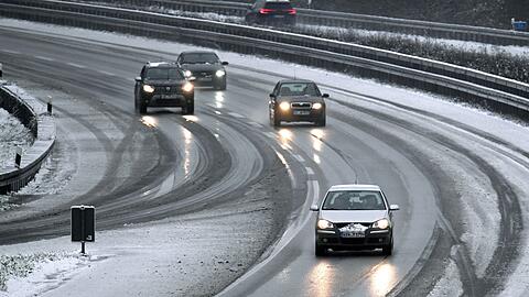 Schneematsch auf der A52 bei Gelsenkirchen. Vielerorts sind die Straßen infolge von gefrierendem Regen spiegelglatt.