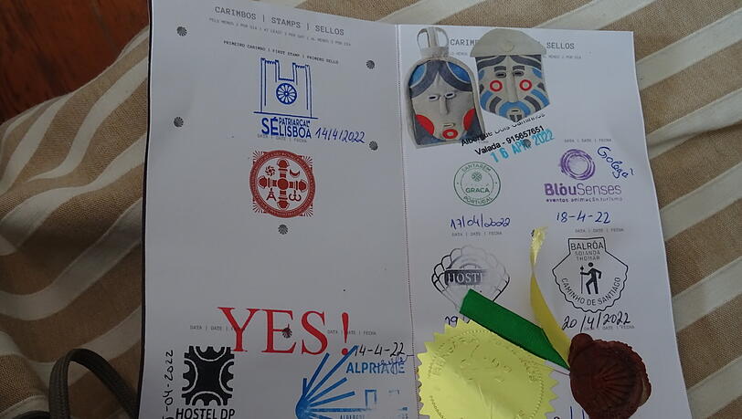 Die Stempel im Pilgerpass (auf spanisch: Credenzial) dokumentiert die Pilgerreise auf dem Jakobsweg. Die Stempel im Pilgerpass (auf spanisch: Credenzial) dokumentiert die Pilgerreise auf dem Jakobsweg.