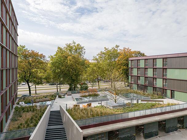 Im einzigen Gebäude der ehemaligen Stettenkaserne am Ackermannbogen, das nicht abgerissen wurde, hat das Studentenwerk 245 Wohnplätze geschaffen. Und diese grüne Dachoase mit Sitz- und Liegebänken. Man kommt vom Hof aus hinauf. Diesen Samstag darf sie besichtigt werden. Im einzigen Gebäude der ehemaligen Stettenkaserne am Ackermannbogen, das nicht abgerissen wurde, hat das Studentenwerk 245 Wohnplätze geschaffen. Und diese grüne Dachoase mit Sitz- und Liegebänken. Man kommt vom Hof aus hinauf. Diesen Samstag darf sie besichtigt werden.