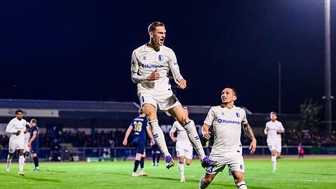 Magdeburg-Stürmer Maximilian Breunig jubelt über sein Tor zum 1:0 in Illertissen.