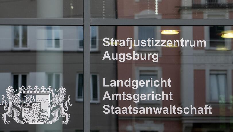 Ein Jugendlicher muss sich wegen eines rassistisch motivierten Mordversuchs vor dem Augsburger Landgericht verantworten. (Symbolbild)