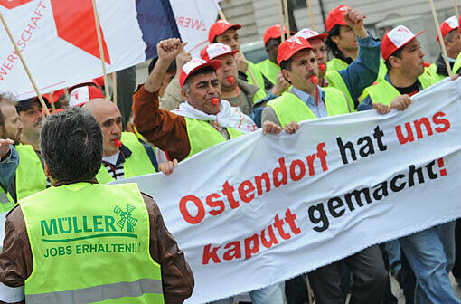 Mitarbeiter von Müller-Brot nehmen am Donnerstag vor dem Wirtschaftsministerium in München an einer Demonstration teil. Sie fordern den Erhalt ihrer Arbeitsplätze.
