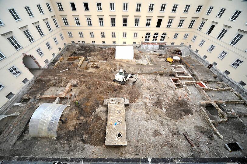 Buddeln in der Vergangenheit: Der Innenhof des Komplexes Kapellenstraße/Maxburgstraße im Überblick.