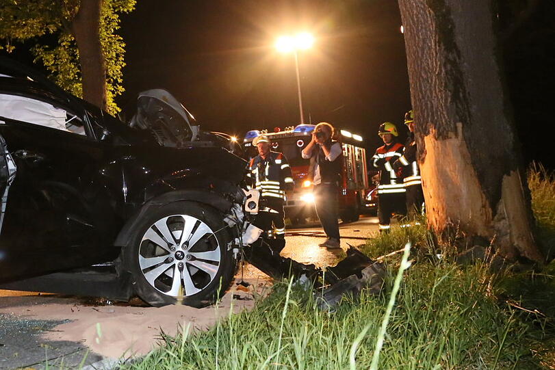 Tödlicher Unfall: In der Alleestraße vor der Ortschaft Tüßling ist ein 55-jähriger Mann mit seinem Pkw auf gerader Fahrbahn nach rechts von der Straße abgekommen und gegen einen Baum geprallt. Die Bilder.