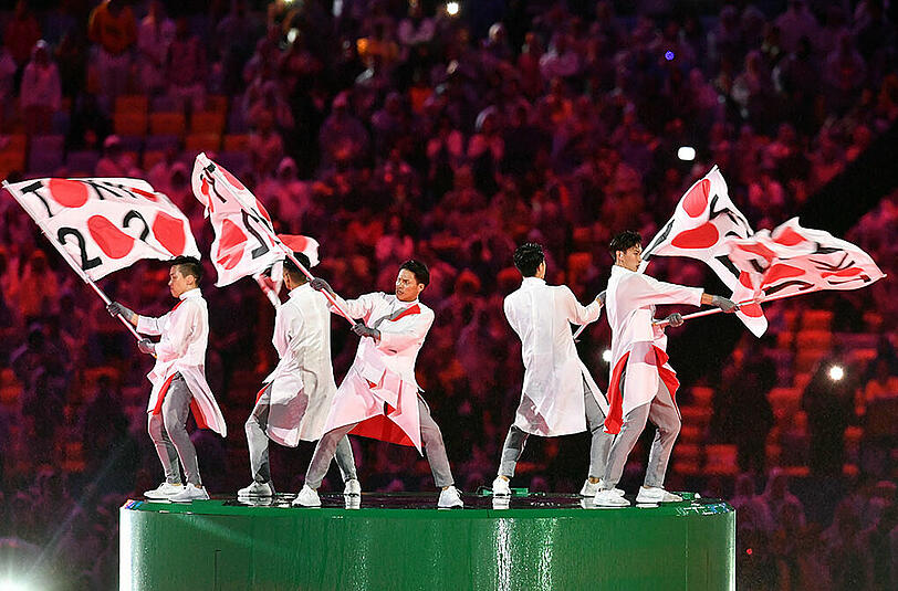 Die Bilder der knallbunten und komplett verregneten Abschlussfeier der olympischen Spiele von Rio.