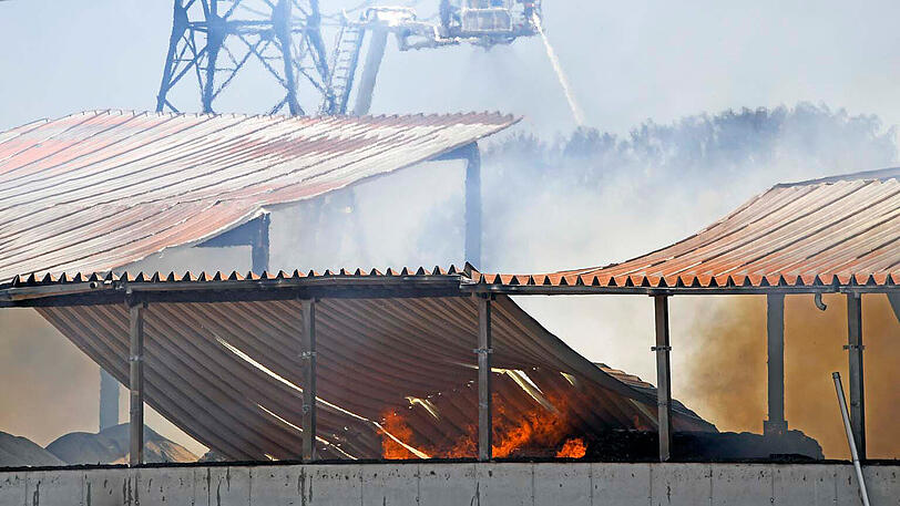 Die Lagerhalle einer Kompostieranlage in Hergolding (Gemeinde Vaterstetten) ist niedergebrannt.