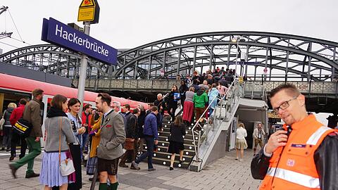 Alles im Blick: Martin Klemke am S-Bahnsteig an der Hackerbrücke.