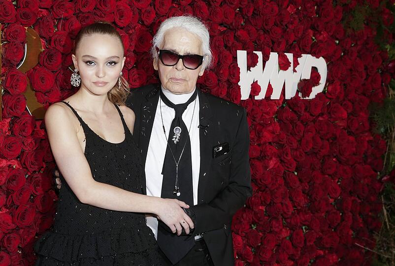 24. Oktober 2017: Lily-Rose Depp und Karl Lagerfeld auf dem roten Teppich in New York.