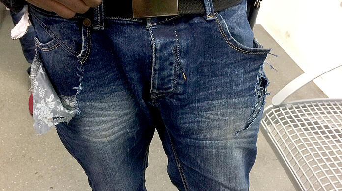 Die Polizei brachte den Mann bei der Festnahme zu Boden (Symbolbild).