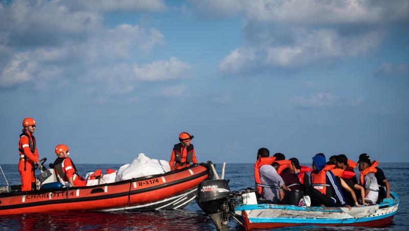 Besatzungsmitglieder der "Alan Kurdi" kommen Migranten in eine Holzboot auf dem offenen Meer zur hilfe. Foto: Nick Jaussi/Sea-Eye/Archivbild Besatzungsmitglieder der "Alan Kurdi" kommen Migranten in eine Holzboot auf dem offenen Meer zur hilfe. Foto: Nick Jaussi/Sea-Eye/Archivbild