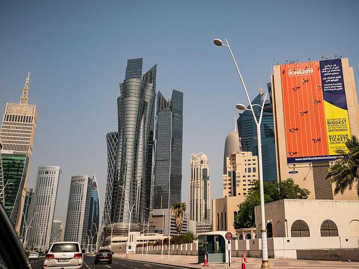 Die Wüsten-WM ist angesichts des Standortes umstritten: Werbung für die Titelkämpfe in Doha.