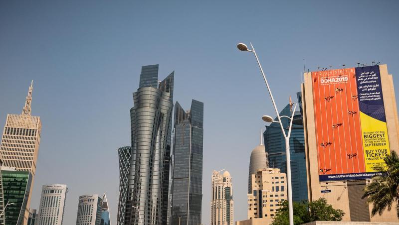Die Wüsten-WM ist angesichts des Standortes umstritten: Werbung für die Titelkämpfe in Doha. Die Wüsten-WM ist angesichts des Standortes umstritten: Werbung für die Titelkämpfe in Doha.