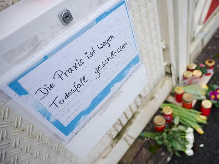 Ein Arzt war in Enkenbach-Alsenborn tot vor seiner Praxis gefunden worden. Ermittlungen zufolge hat er eine getarnte Sprengvorrichtung vom Boden aufheben wollen und damit die Explosion ausgelöst.