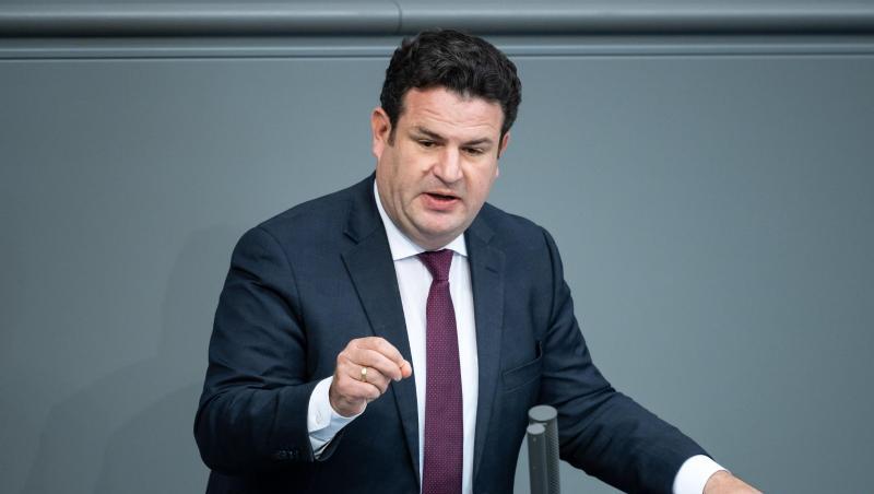 Hubertus Heil (SPD), Bundesminister für Arbeit und Soziales, spricht in der Plenarsitzung im Deutschen Bundestag.