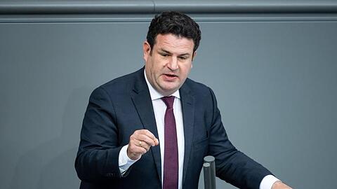 Hubertus Heil (SPD), Bundesminister für Arbeit und Soziales, spricht in der Plenarsitzung im Deutschen Bundestag.