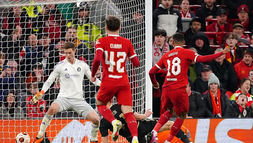 Liverpools Cody Gakpo (r) traf gegen Sparta Prag schon nach 14 Minuten zum zwischenzeitlichen 4:0.
