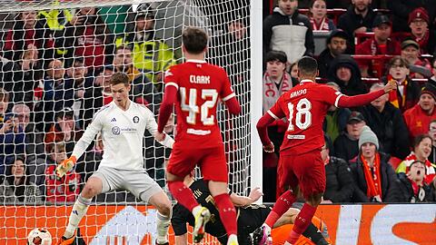 Liverpools Cody Gakpo (r) traf gegen Sparta Prag schon nach 14 Minuten zum zwischenzeitlichen 4:0.