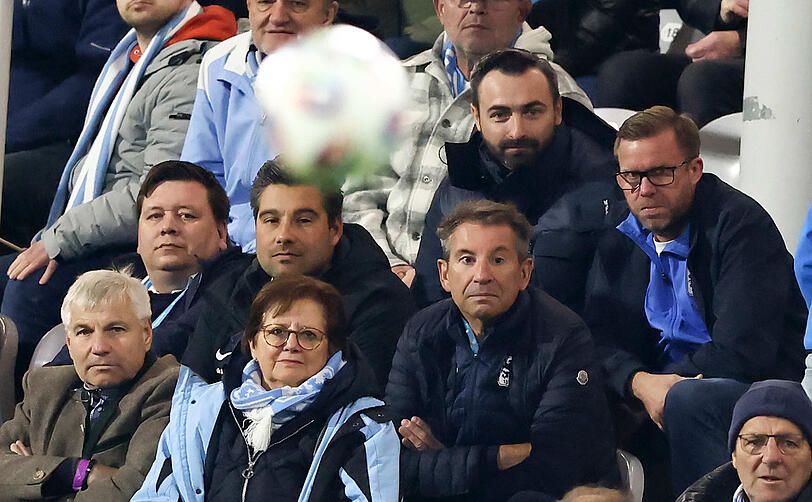 Die Führungslöwen auf der Haupttribüne des Grünwalder Stadions (v.r.): Die beiden Vizepräsidenten Christian Dierl und Peter Schäfer, davor sitzen Präsident Gernot Mang sowie die beiden Verwaltungsräte Sebastian Seeböck und Nicolai Walch.