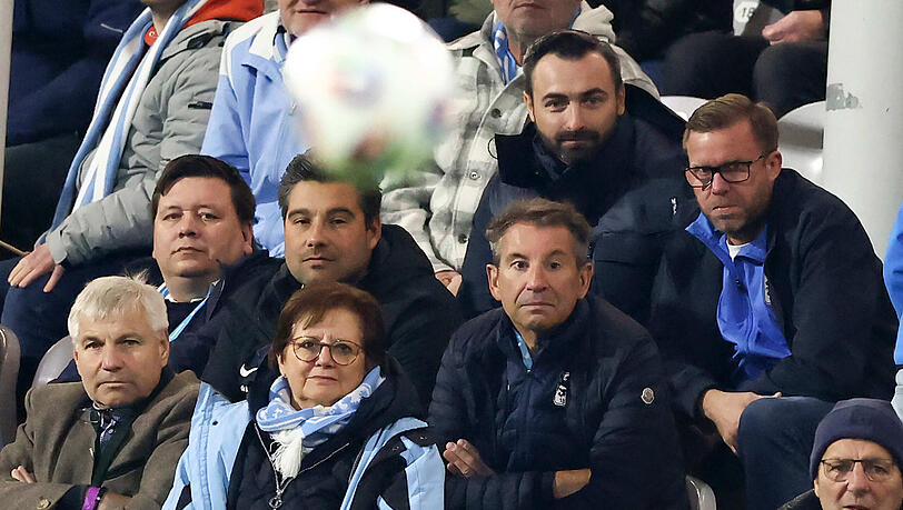 Die Führungslöwen auf der Haupttribüne des Grünwalder Stadions (v.r.): Die beiden Vizepräsidenten Christian Dierl und Peter Schäfer, davor sitzen Präsident Gernot Mang sowie die beiden Verwaltungsräte Sebastian Seeböck und Nicolai Walch. Die Führungslöwen auf der Haupttribüne des Grünwalder Stadions (v.r.): Die beiden Vizepräsidenten Christian Dierl und Peter Schäfer, davor sitzen Präsident Gernot Mang sowie die beiden Verwaltungsräte Sebastian Seeböck und Nicolai Walch.