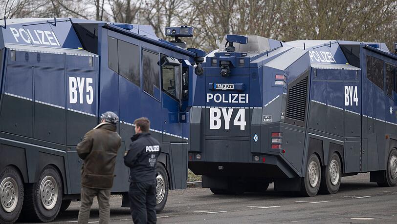 Polizisten aus mehreren Bundesländern sind im Einsatz. Wasserwerfer, Hubschrauber und Drohnen stehen bereit. Polizisten aus mehreren Bundesländern sind im Einsatz. Wasserwerfer, Hubschrauber und Drohnen stehen bereit.