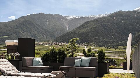 Das Vinum Hotel Matill im S&uuml;dtiroler Latsch ist umgeben von Obstg&auml;rten und der Ortlergruppe.