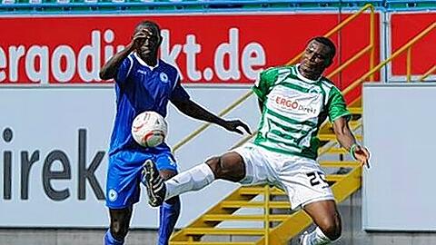 Noch kein Torgarant: Auch Stürmer Kingsley Onuegbu (rechts)  kann die Lücke, die Sami Allagui hinterlassen hat,bislang nicht ausfüllen.