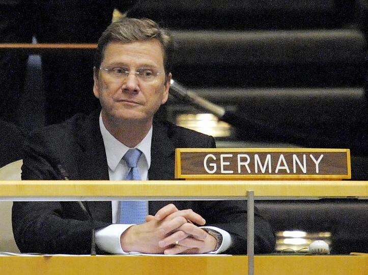 Deutschland im Blick &ndash; in diesem Fall allerdings vom Ausland aus: Westerwelle hinter seinem Uno-Schild in New York.