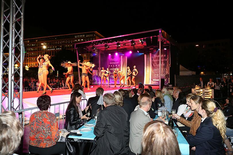 Auf dem Stachus gab es nach Einbruck der Dunkelheit eine heiße Dessous-Show zu bestaunen - und wer wollte, konnte die Spitzenwäsche anschließend gleich noch selbst einkaufen.