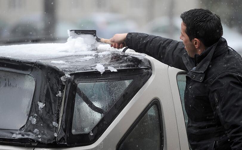 Schnee von den Autos wischen musste man heute auch in der Münchner Innenstadt.