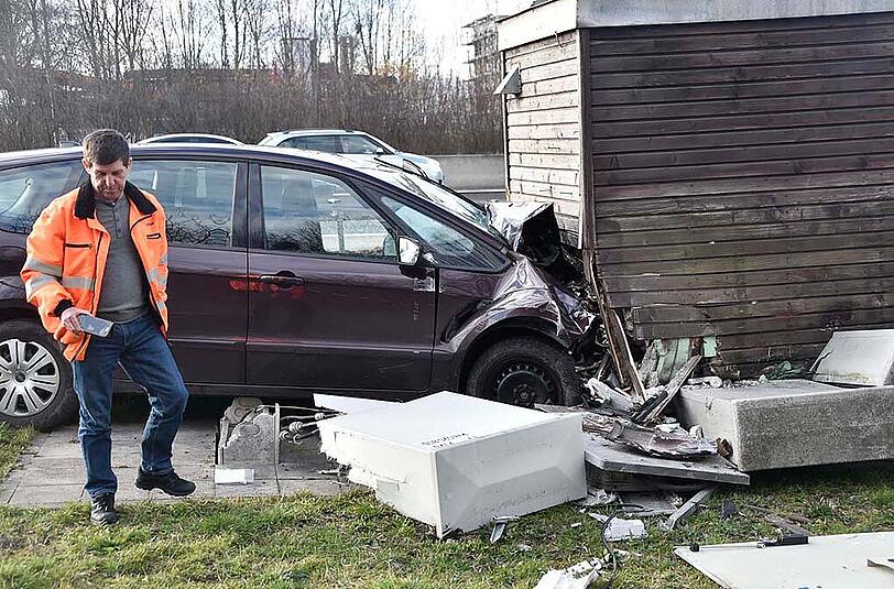 Bilder vom Unfall auf der A9: An der Ausfahrt Fröttmanning raste ein Mann mit seinem Wagen in ein Technikgebäude, welches für das Verkehrsleitsystem auf der Autobahn zuständig ist.