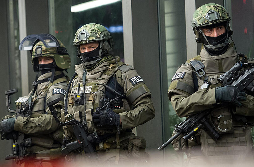 Das Spezialeinsatzkommando ist gut ausgerüstet &ndash; die Schutzwesten der Streifenbeamten allerdings würden etwa einem Kalaschnikow-Angriff nicht standhalten.