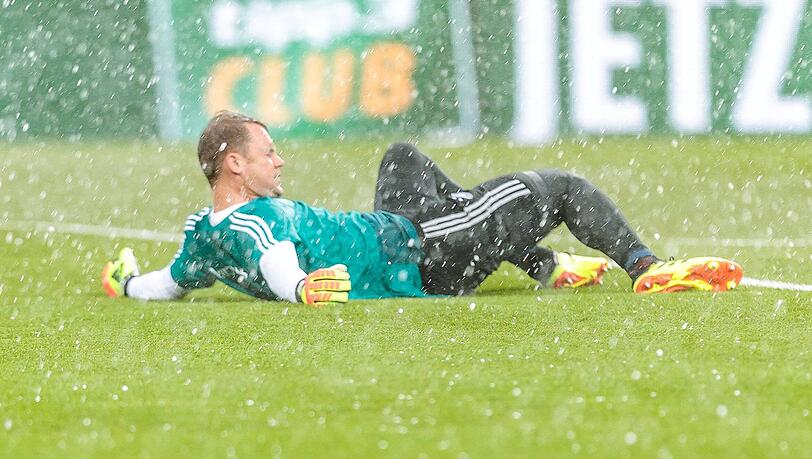 Im Starkregen: Manuel Neuer vom FC Bayern in Klagenfurt. Im Starkregen: Manuel Neuer vom FC Bayern in Klagenfurt.